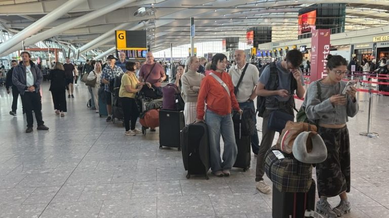Read more about the article Heathrow passenger numbers fall in peak holidays month