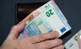 Unions criticise Government’s pausing of living wage