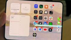 Read more about the article iPhone Duo: Apple says it will replace handsets with screen problems