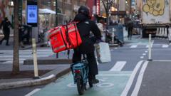 Read more about the article DoorDash to buy Instacart in $17bn deal it says will expand options for customers